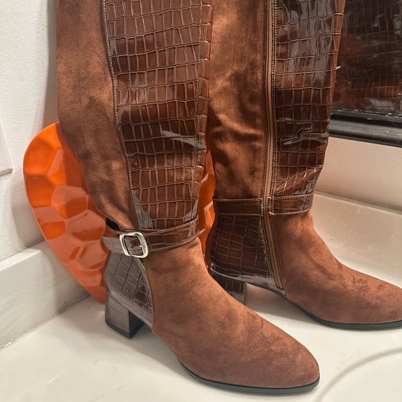 Brown Croc-Embossed Knee-High Boots Size 8 - Picture 1 of 5